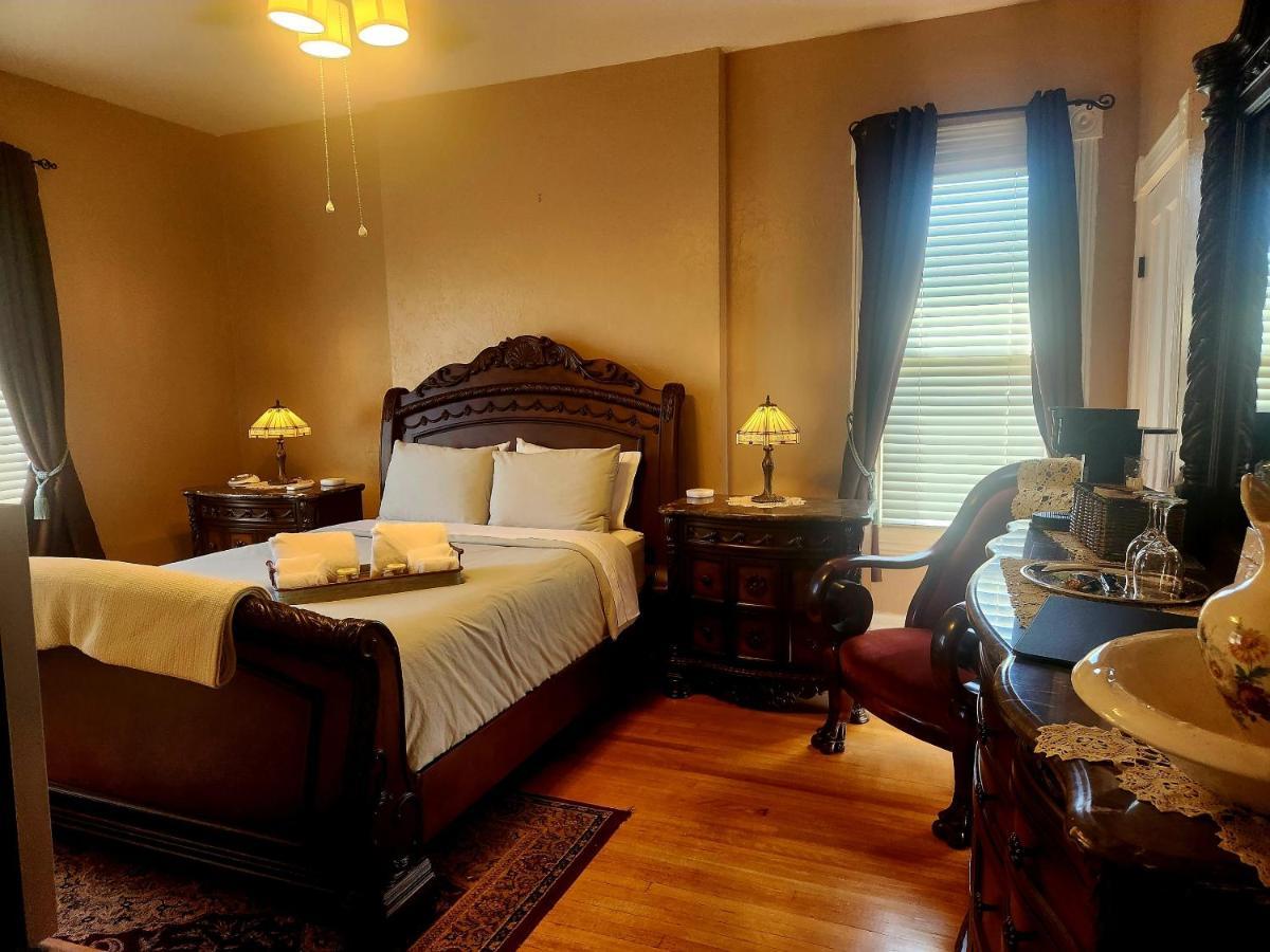 Downen House Bed & Breakfast Пуебло Екстериор снимка